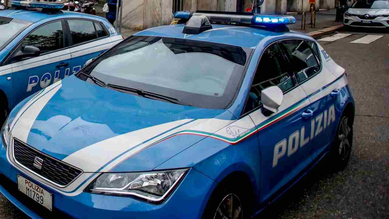 Agenti di polizia in azione dopo la protesta di un uomo