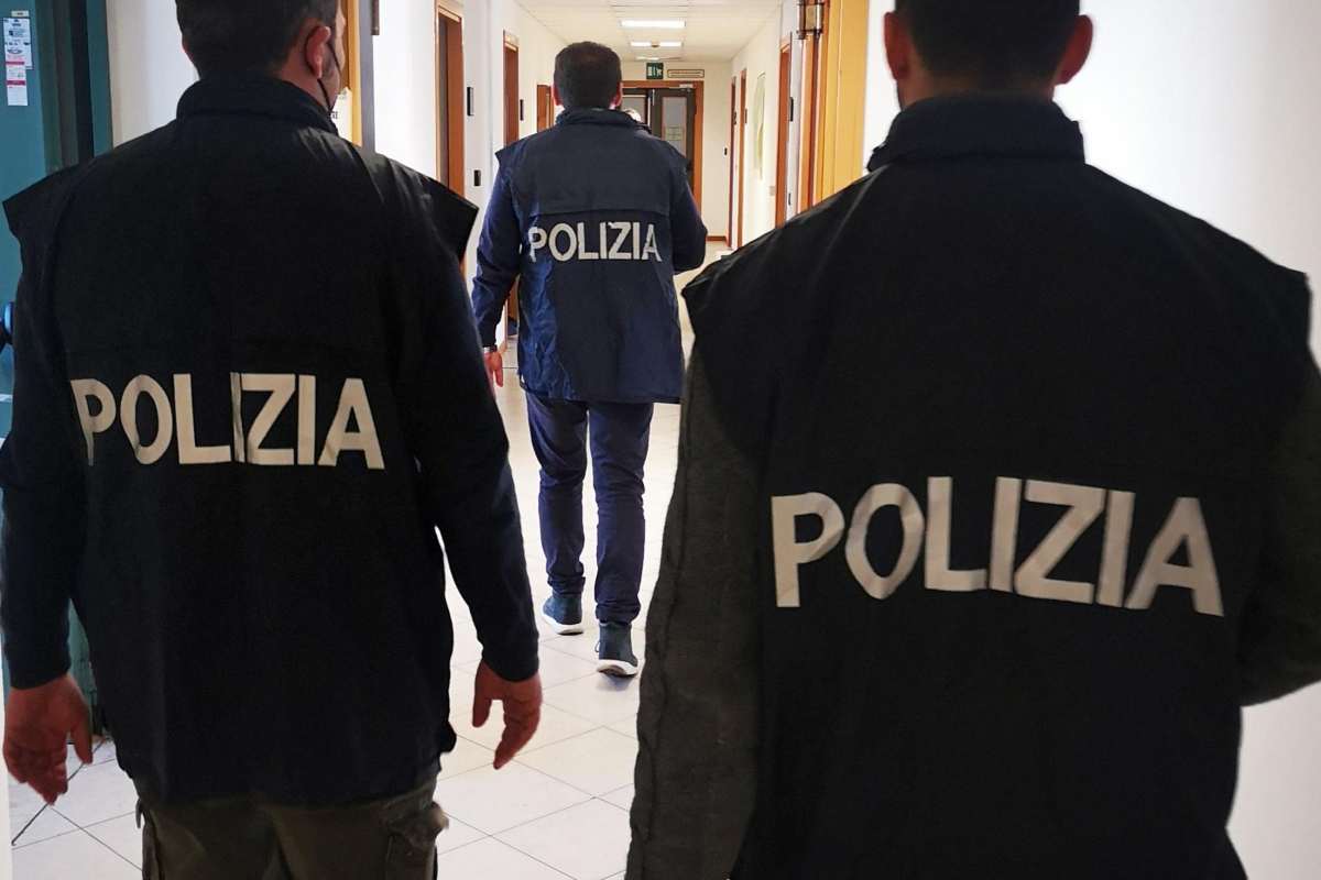 La Polizia interviene in pieno centro a Bologna 