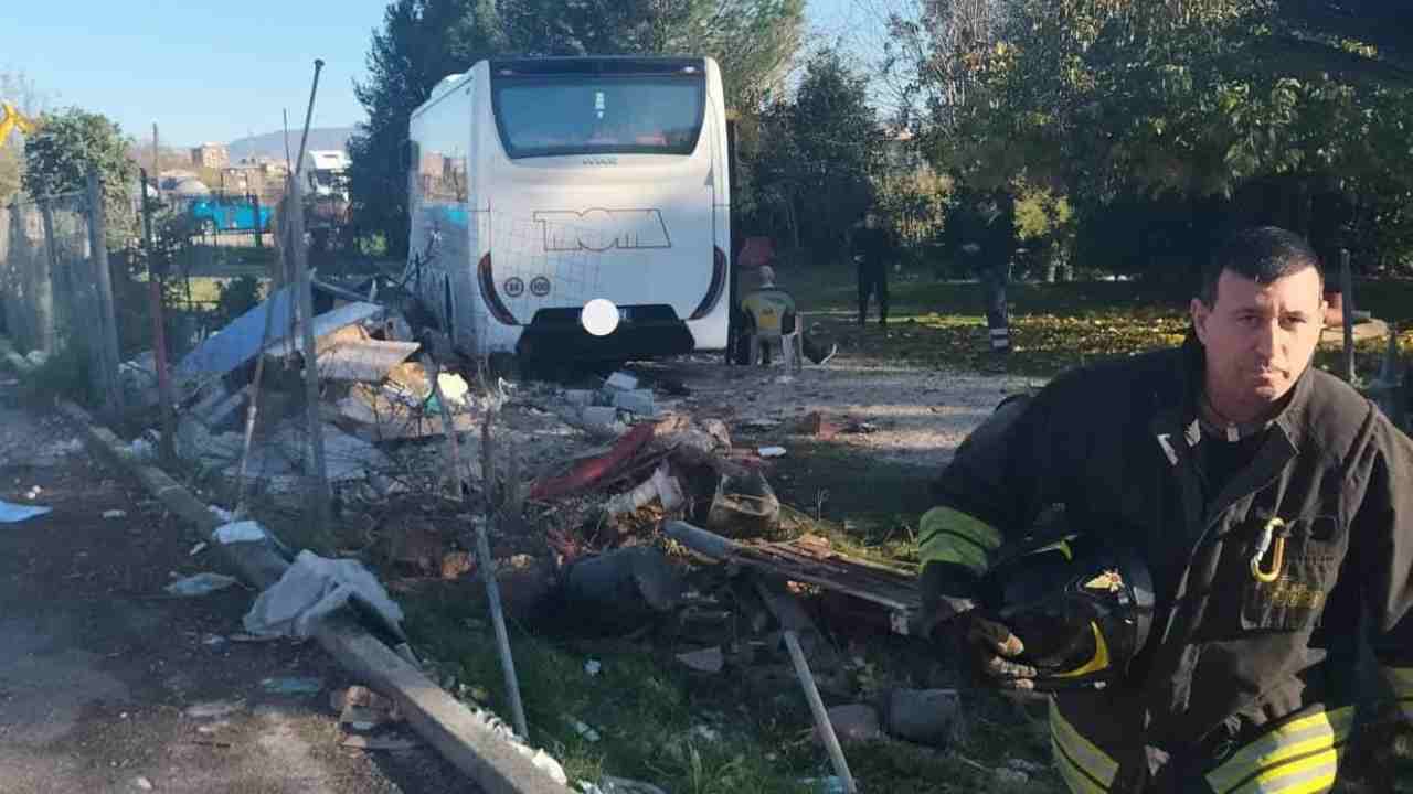Malore per un'autista a Roma, provoca incidente