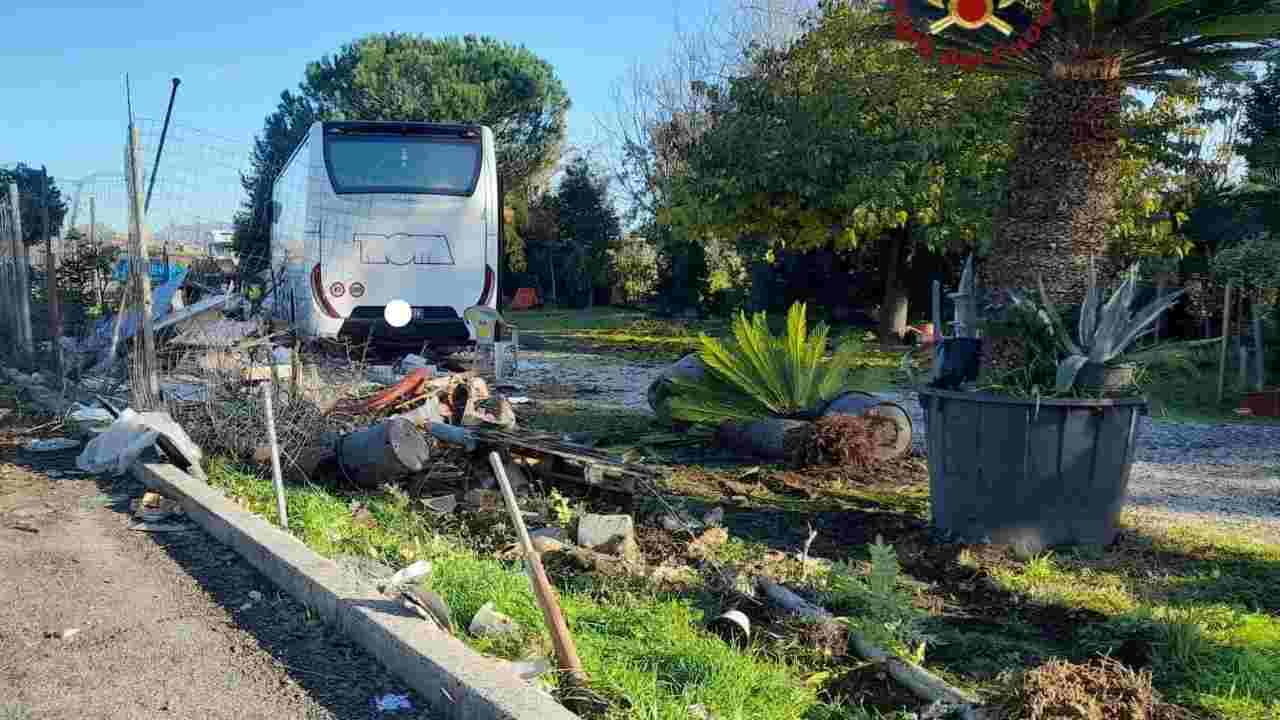 Malore per un'autista a Roma, provoca incidente