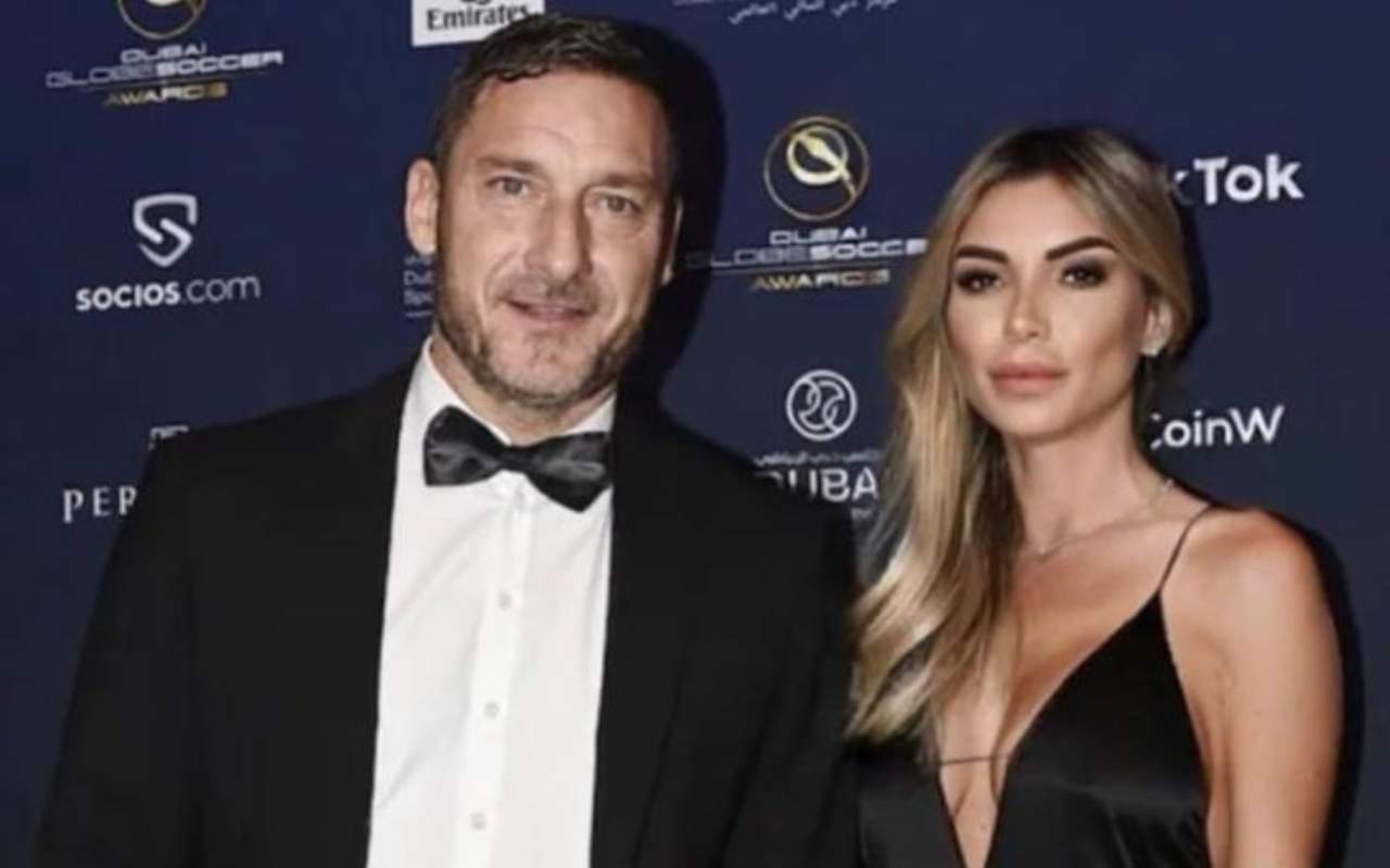 Francesco Totti regala un cucciolo a Noemi Bocchi