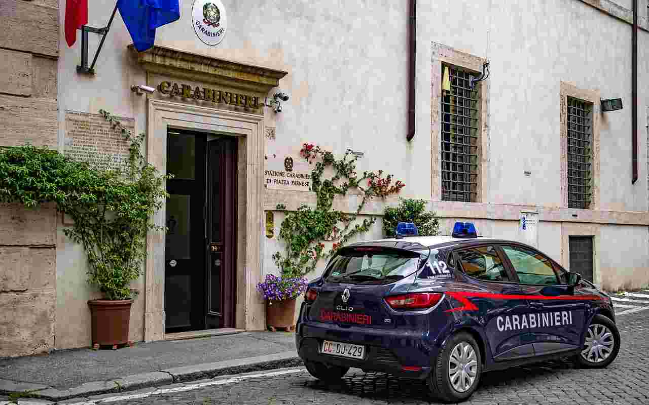 Carabiniere in intimità con la moglie del comandante