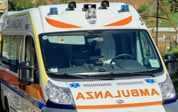 Ladri svaligiano pizzeria con una ambulanza