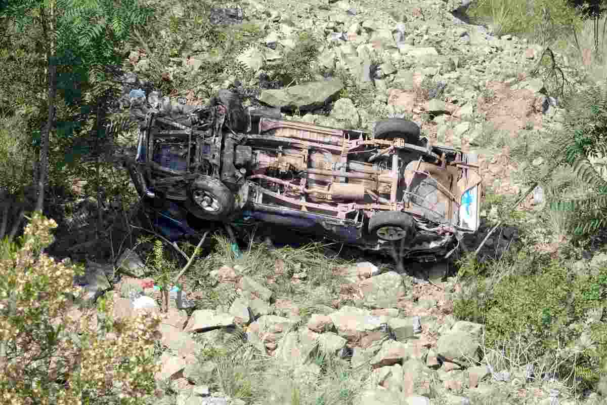 Autobus finisce in un burrone