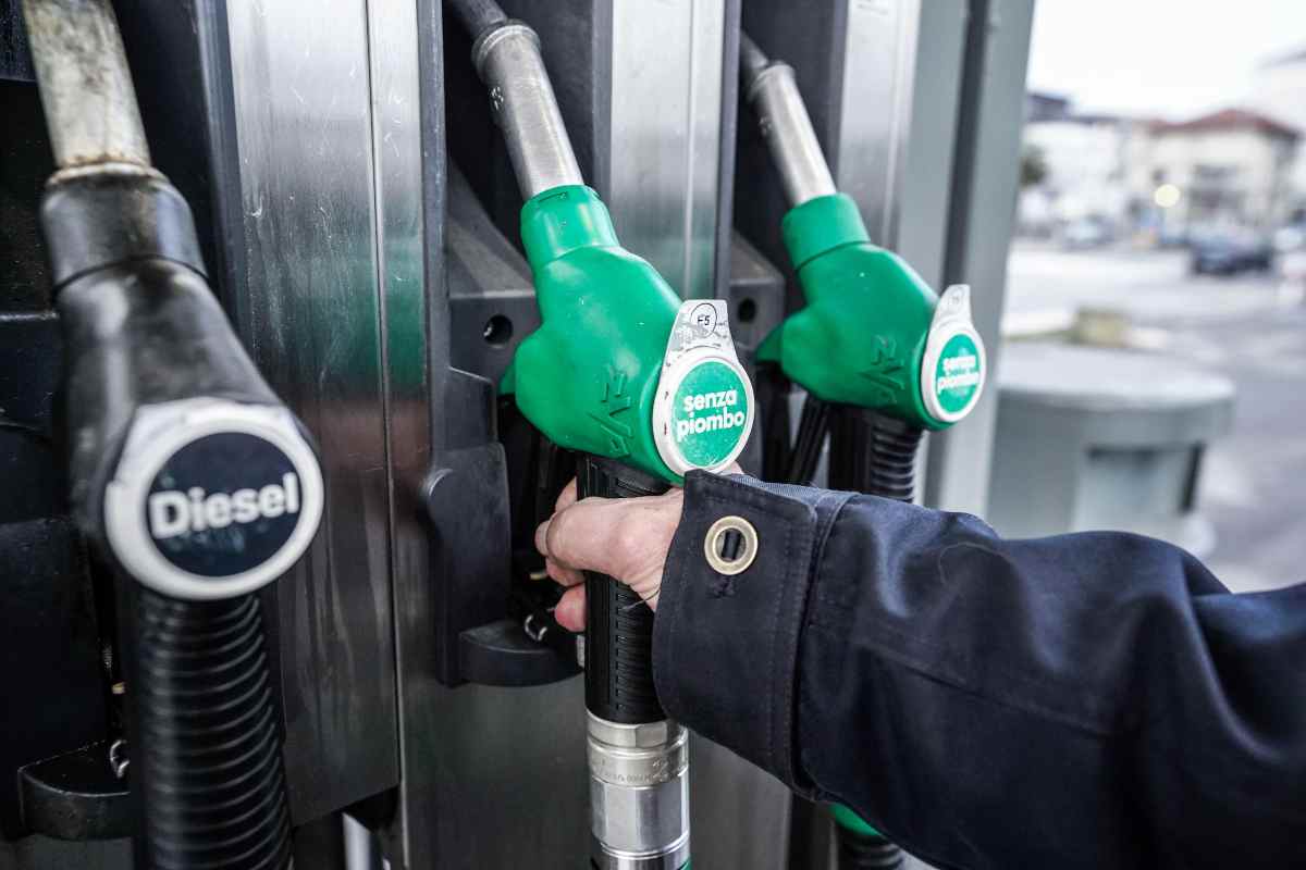 Stop taglio accise benzina