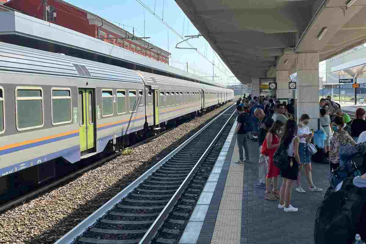 Spingono minorenne contro binario treno