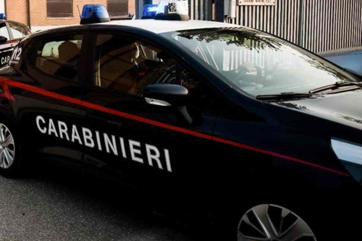 Muore ammanettato davanti a un bar