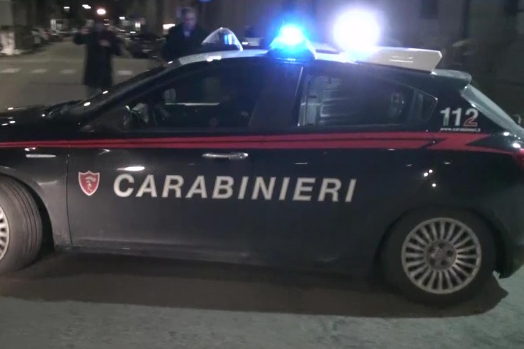 Muore ammanettato davanti a un bar