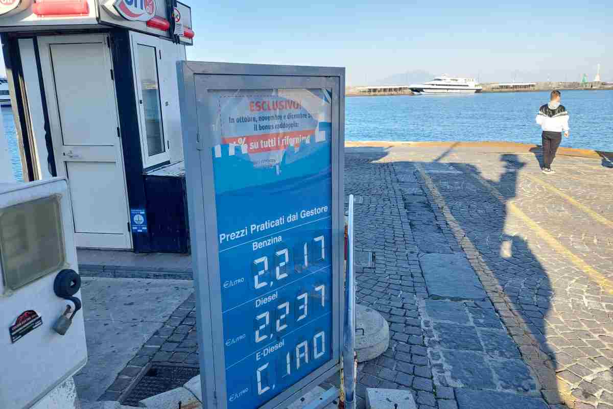 Obbligo esposizione prezzi medi benzinai sanzioni