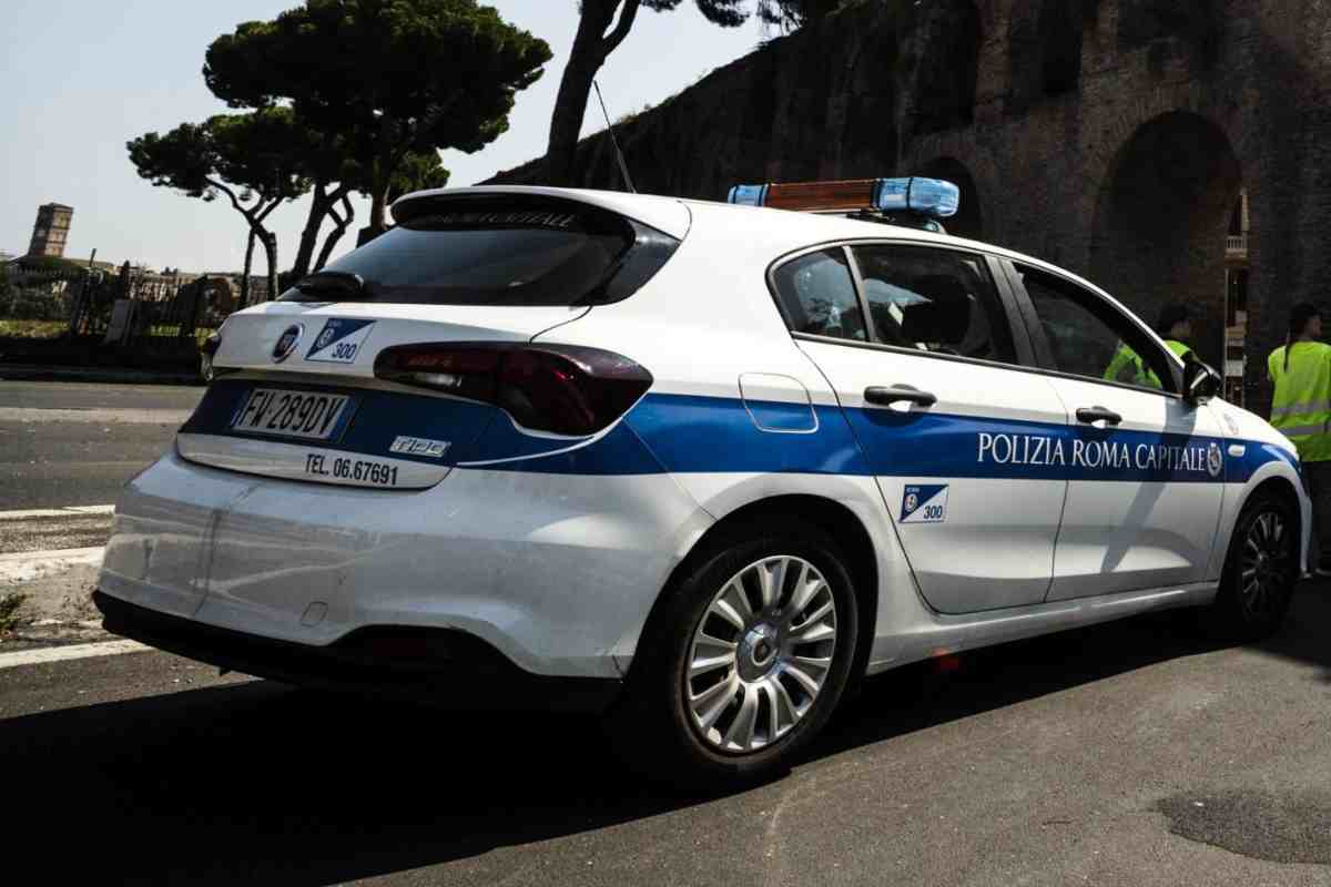 Bambina vaga per le strade da sola