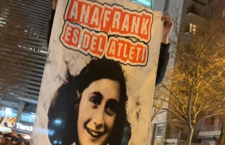 Striscione contro Anna Frank 
