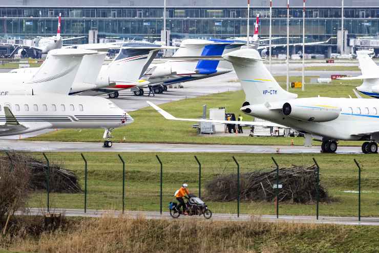 Pilota perde controllo aereo