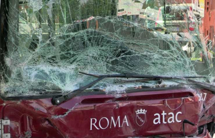 Scontro tra autobus a Roma