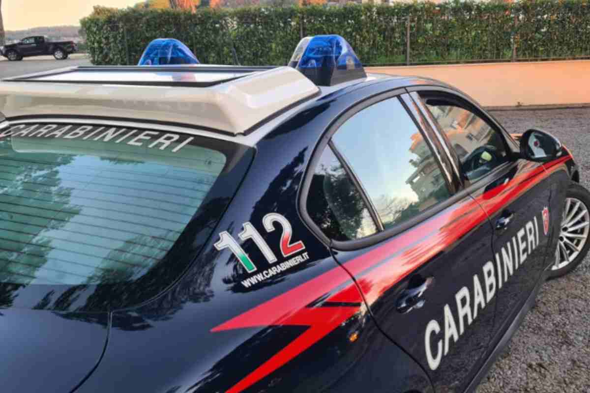 Rubano cellulare a ragazzo