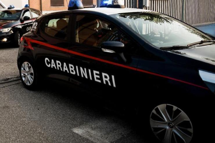 Si vendica del figlio