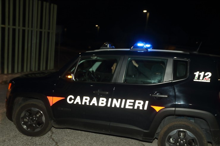 rubano cellulare a ragazzo