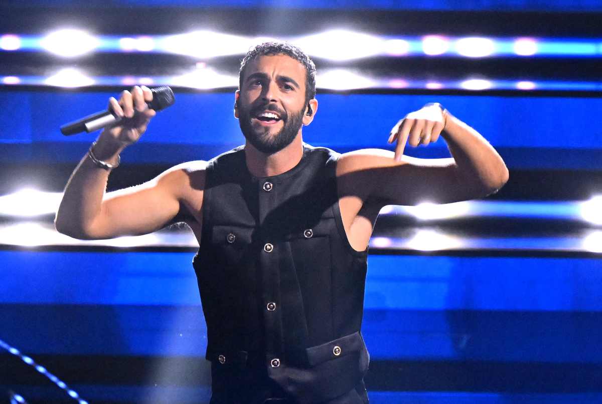 Mengoni commosso