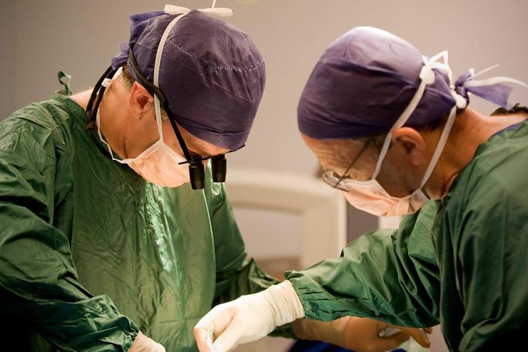 Operazione a bambina di 10 anni a Napoli