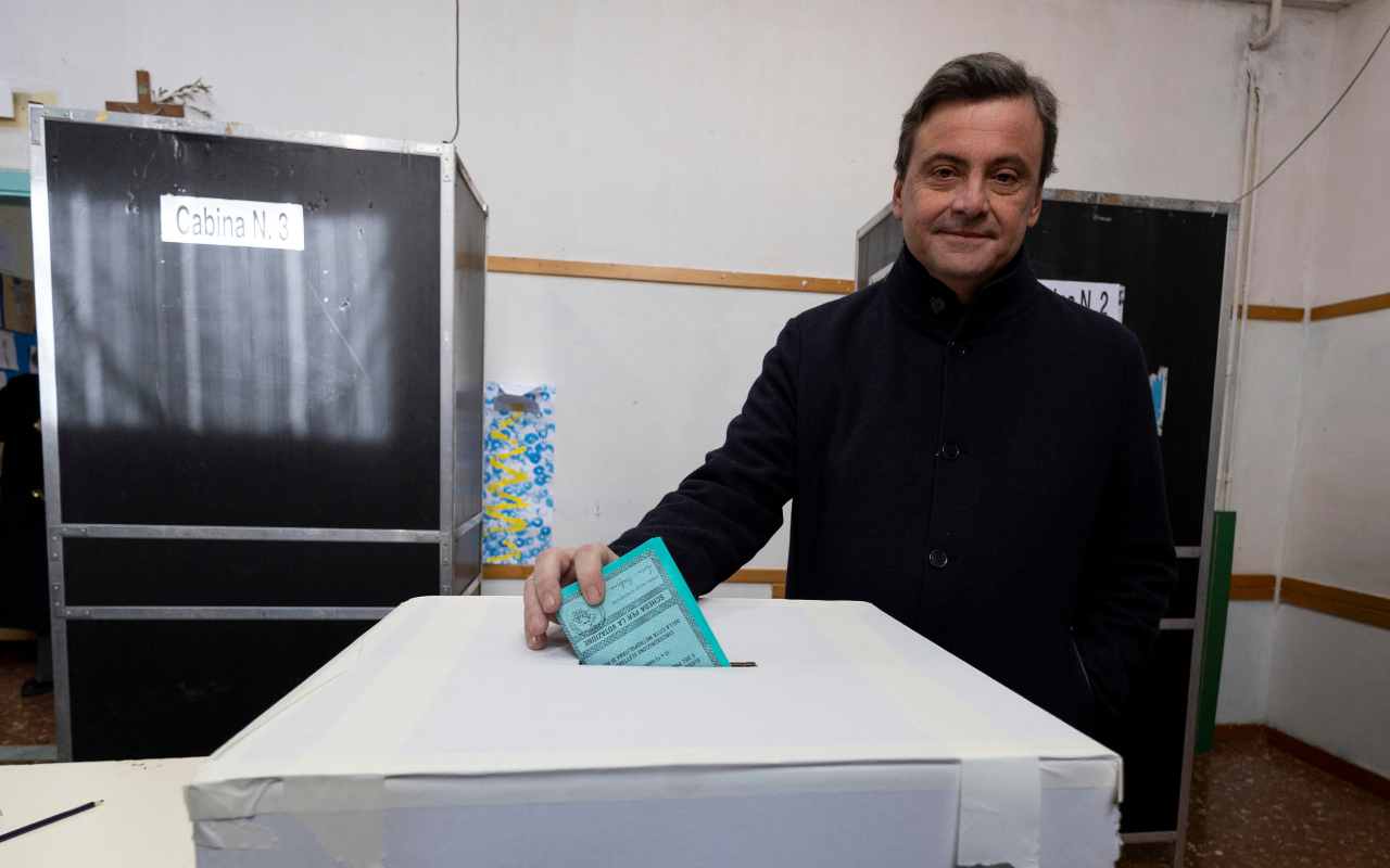 Carlo Calenda vota durante le regionali