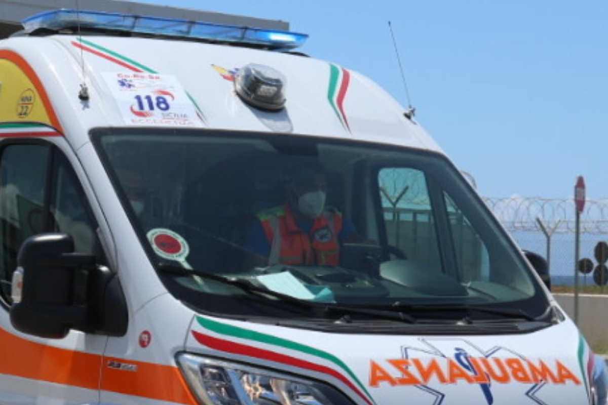 Anziano muore all'esterno di un ospedale