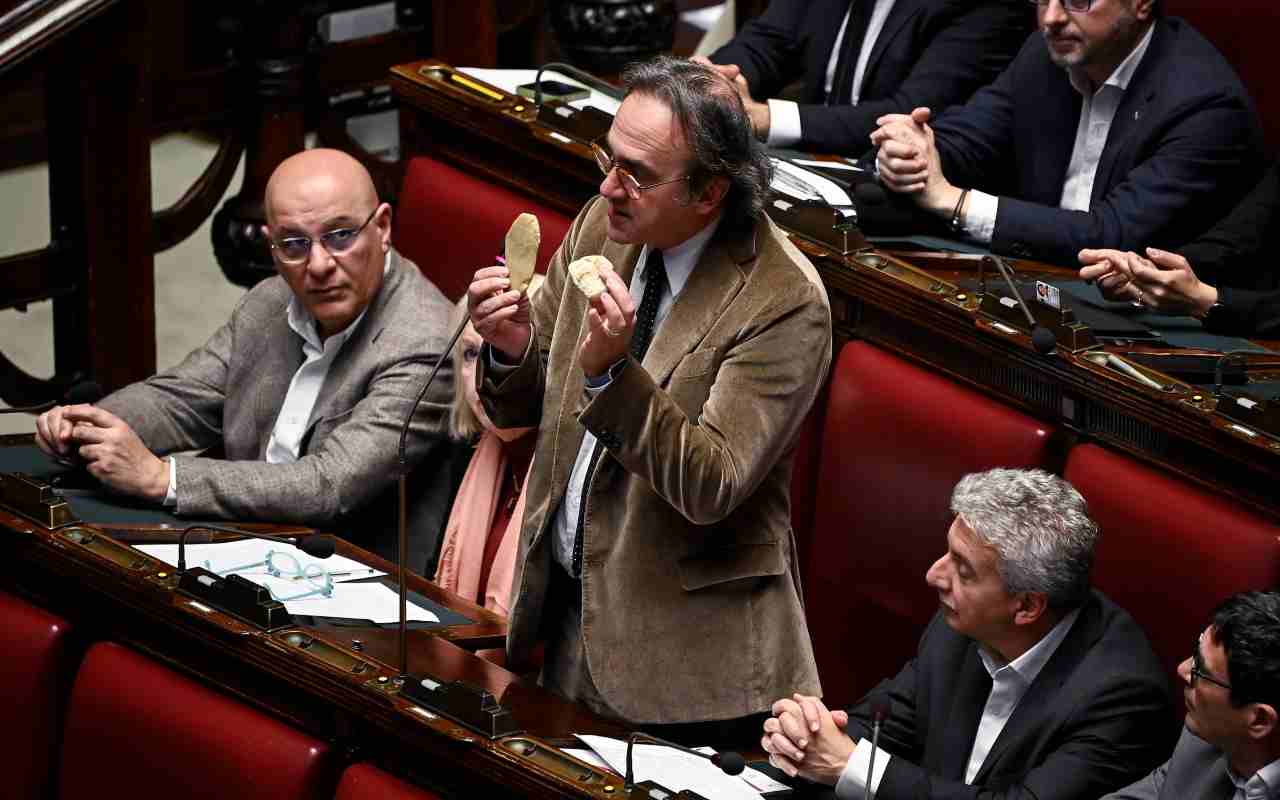 Il deputato Angelo Bonelli durante il dibattito alla Camera 