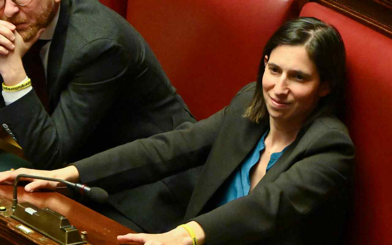 Elly Schlein, fuor da Montecitorio contro Giorgia Meloni. Foto Ansa