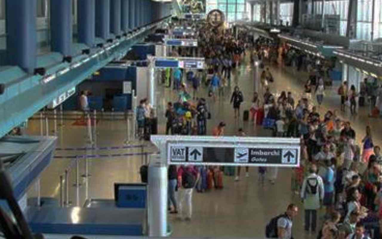 Soldi nascosti tra i passeggeri di Fiumicino