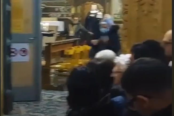 Parte la processione