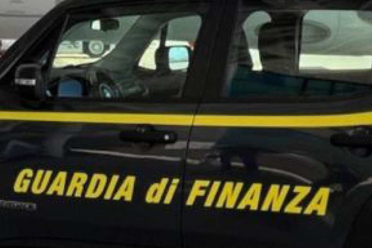 Vendeva cimeli Papa Francesco falsi