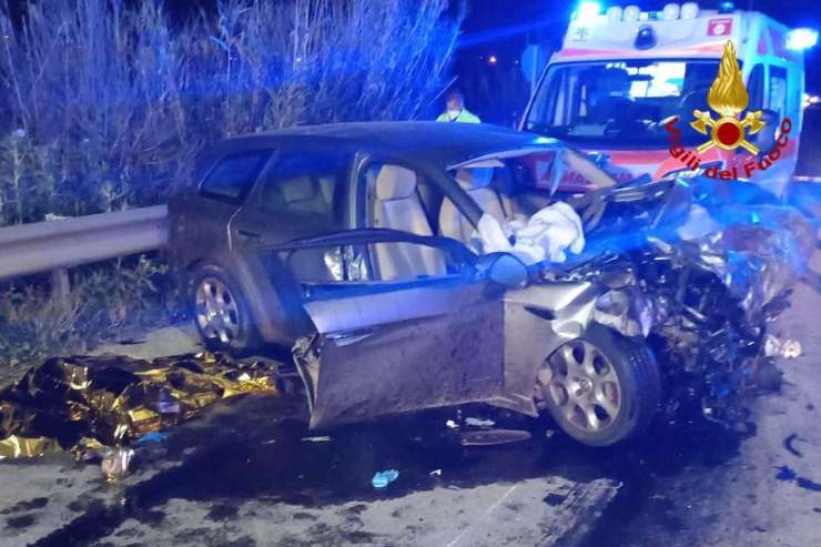 Scontro frontale tra due auto