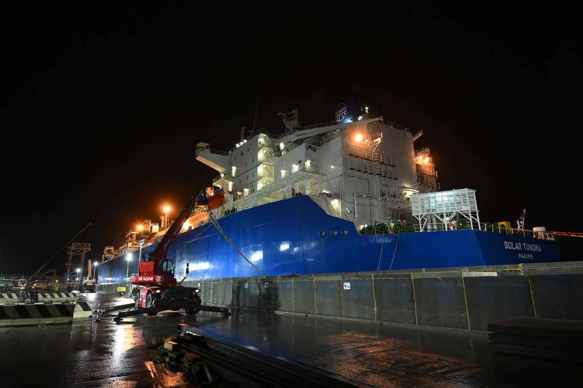 La Golar Tundra in banchina a Piombino