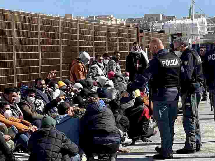 Migranti, Lampedusa al collasso.