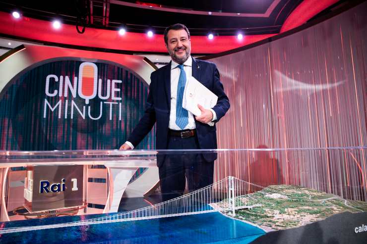 Salvini ed il plastico del 'Ponte sullo Stretto' 