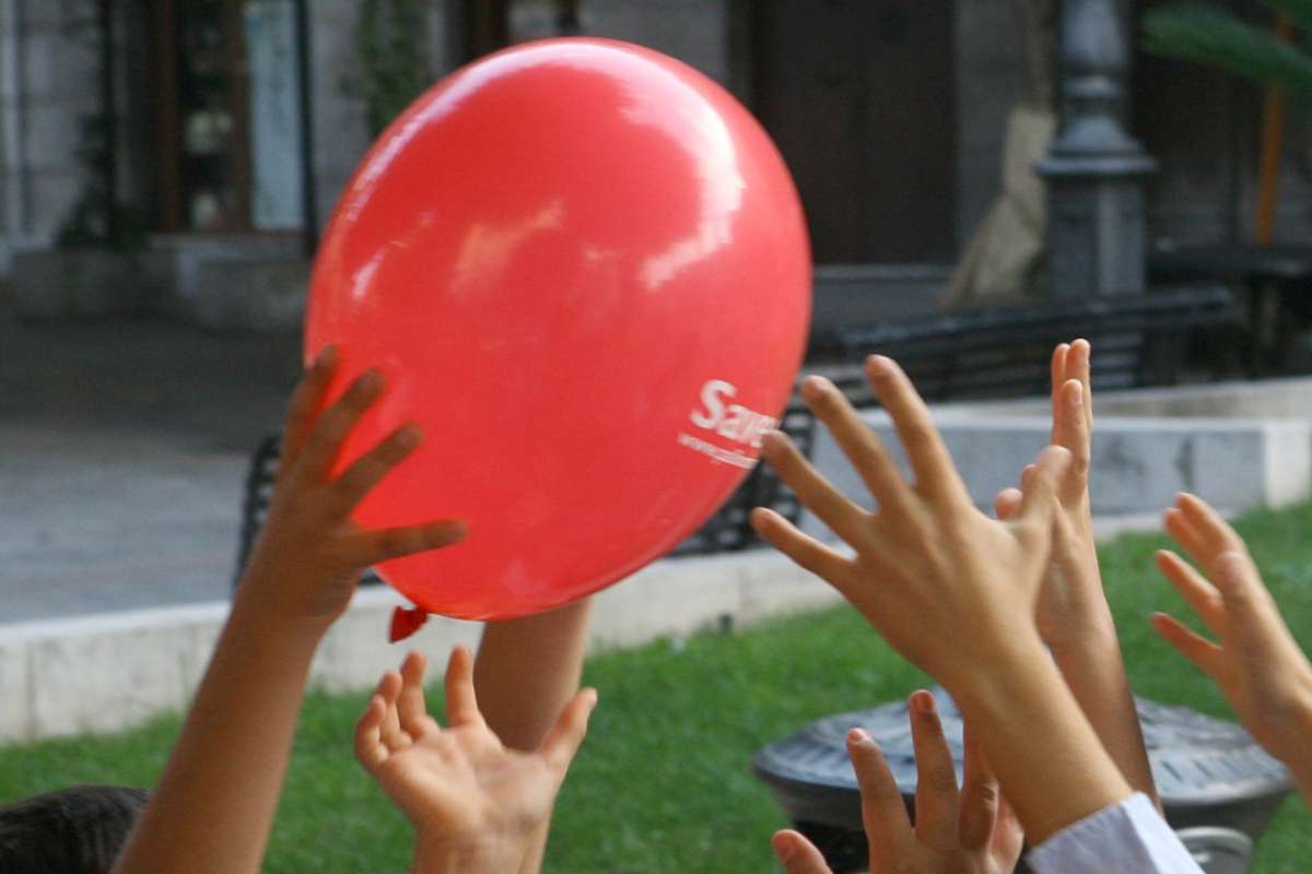 Bambino muore per colpa dello scoppio palloncino