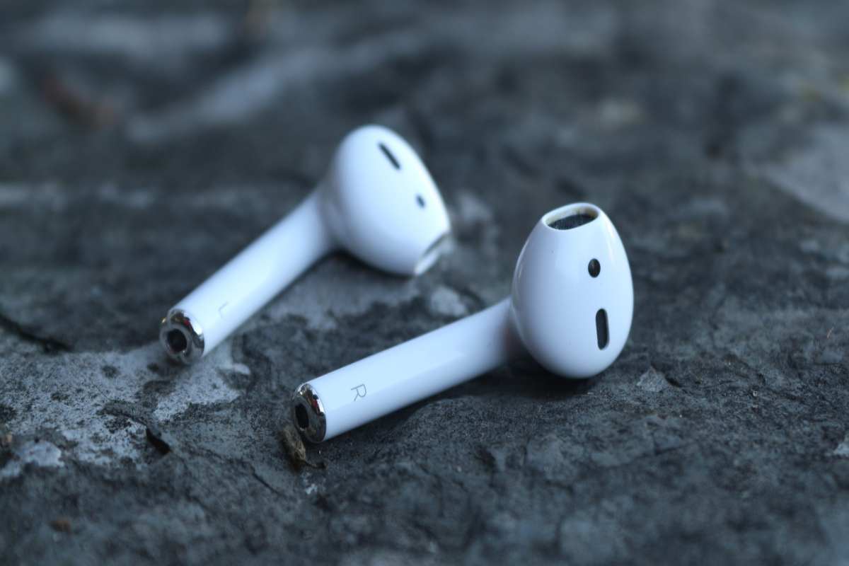 Perde le Airpods sull'aereo ma le ritrova con la geolocalizzazione