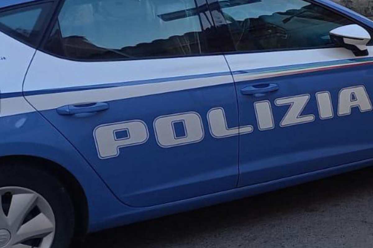 Ladri gli entrano in casa