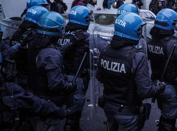 Polizia scontri