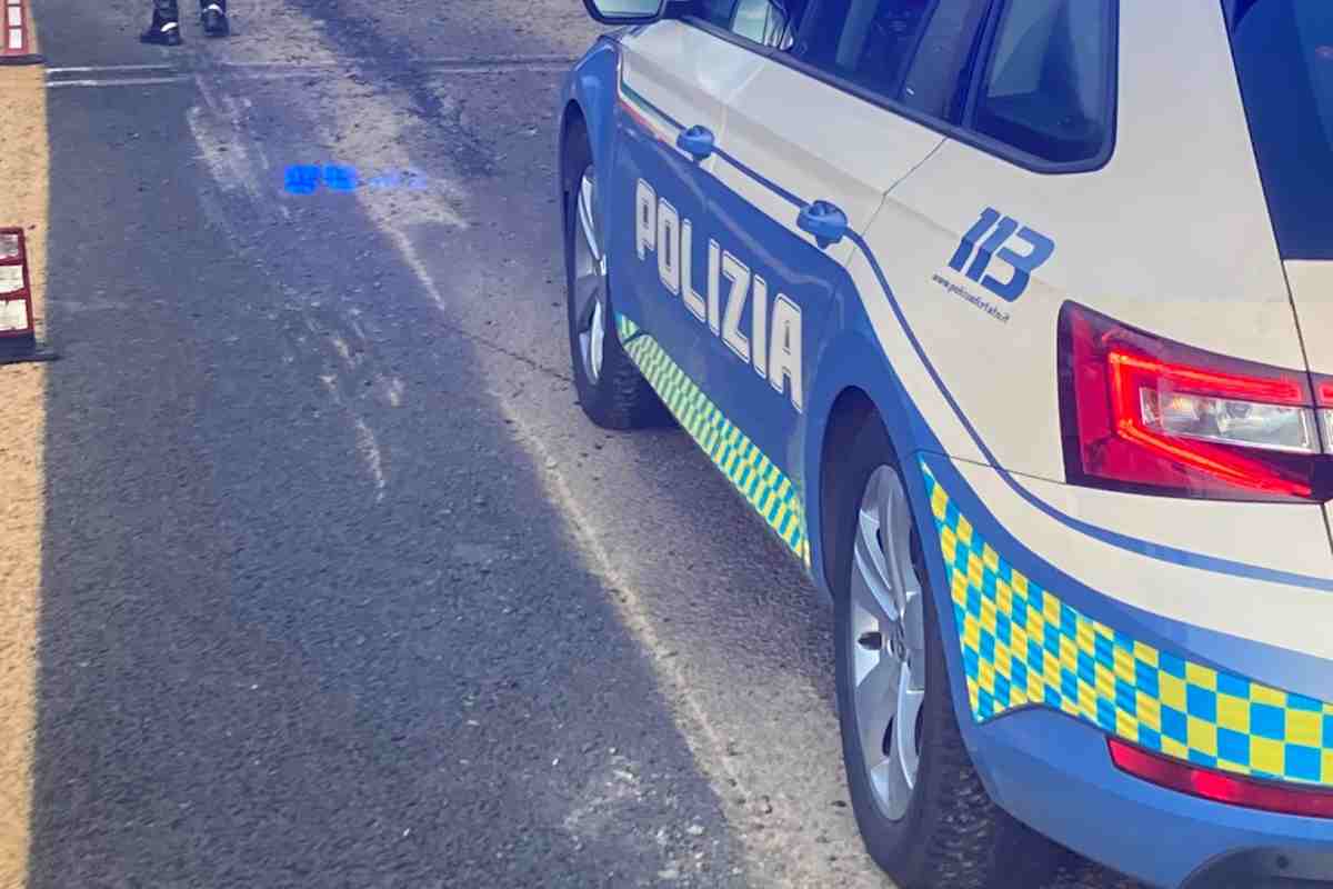 Bus scolaresca contro muro