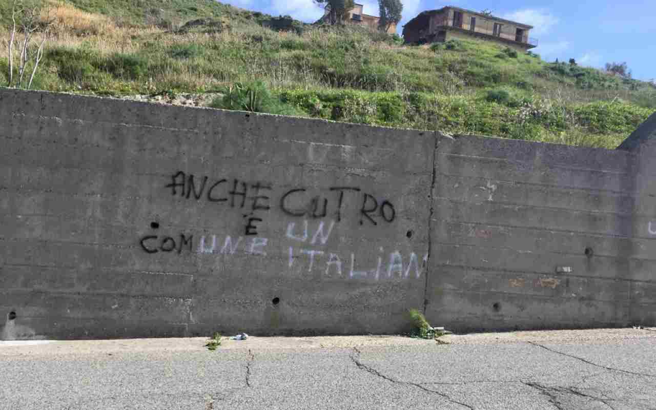 Cutro, oggi Cdm. Scritte contro il Governo