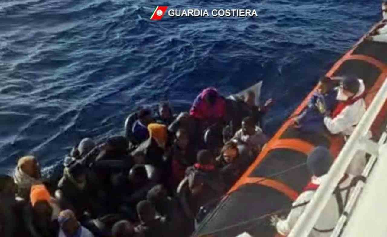 Migranti, sbarchi a Lampedusa