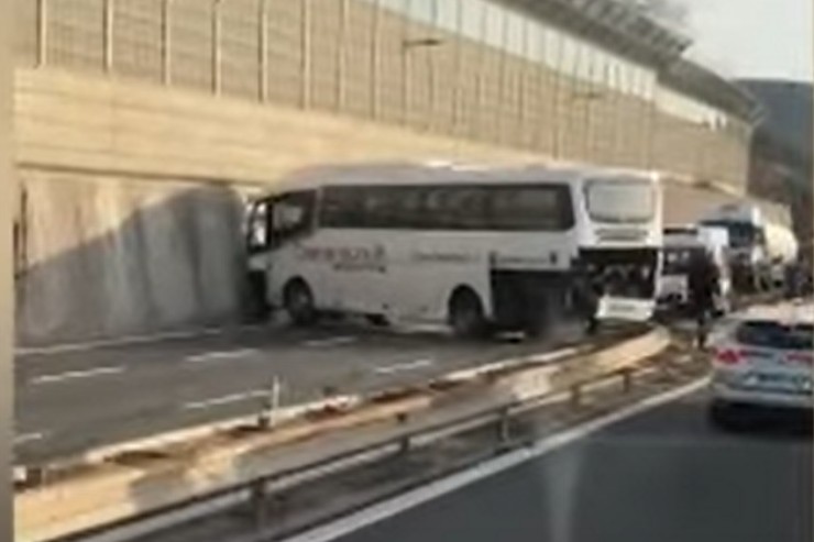 Bus scolaresca contro muro