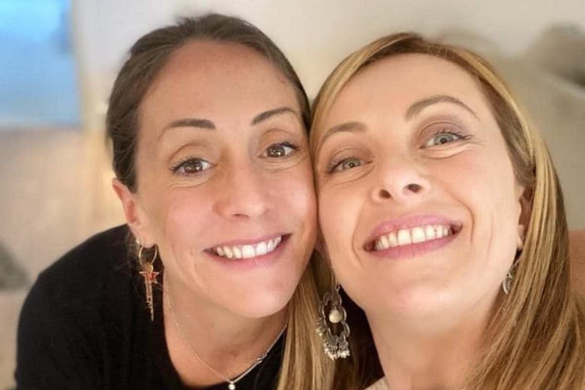 Selfie pubblicato su Instagram con la sorella della premier