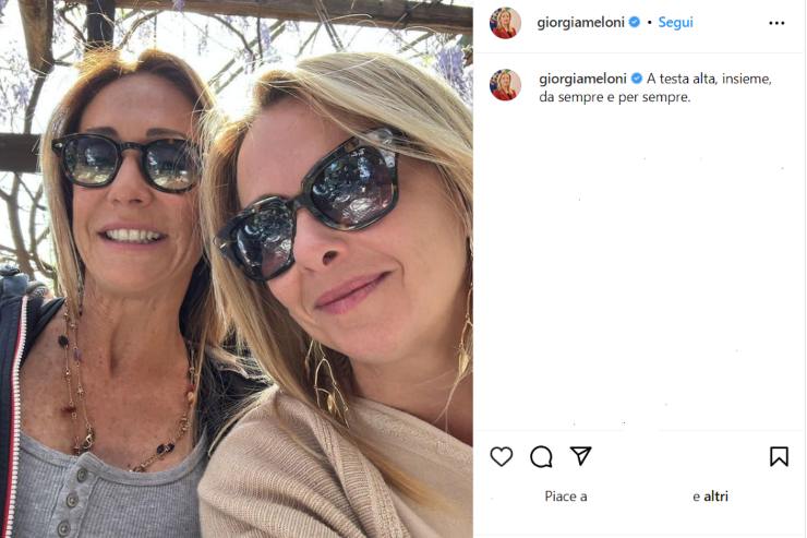 Selfie pubblicato su Instagram con la sorella della premier