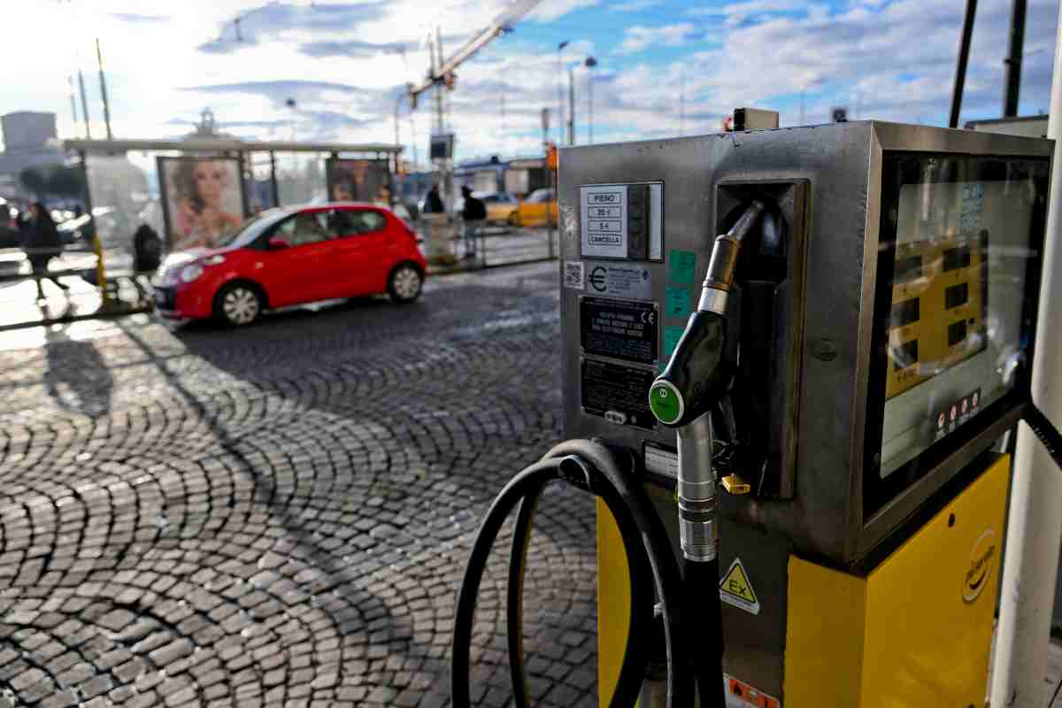 Benzina torna ad aumentare