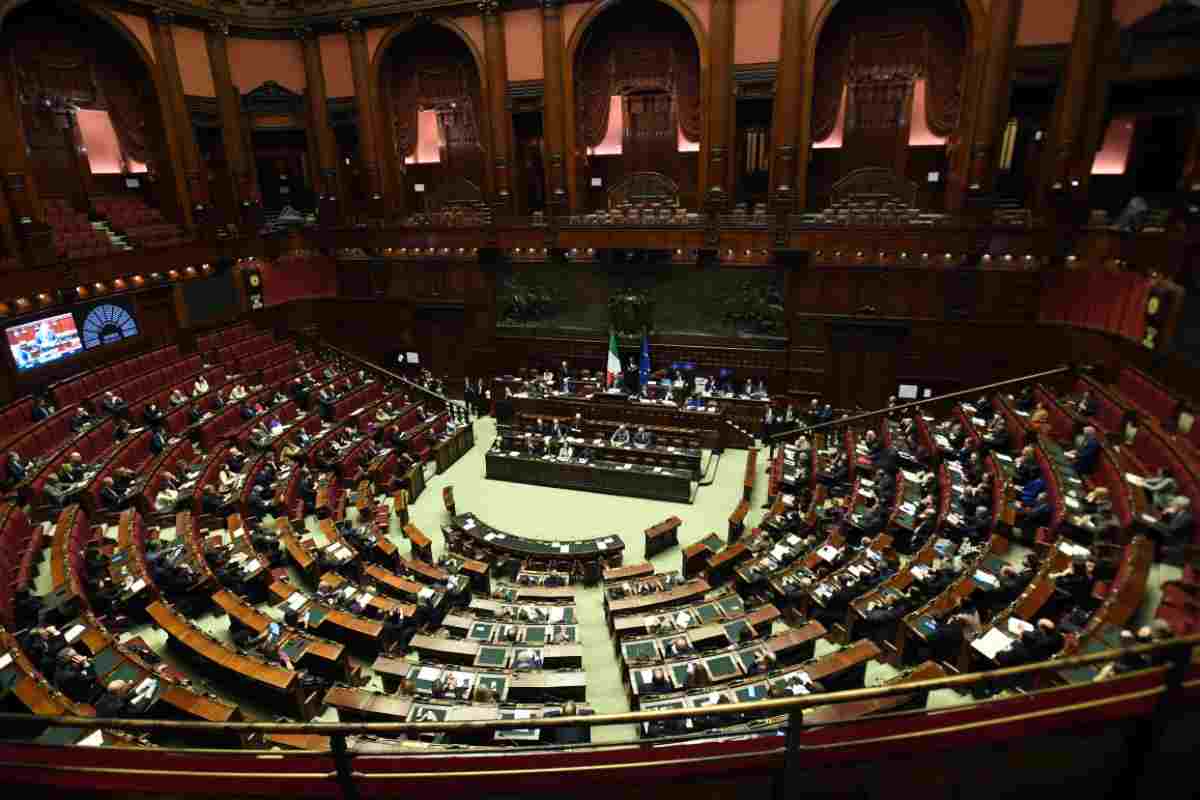 Camera dei deputati, aula approva sospensiva maggioranza salario minimo
