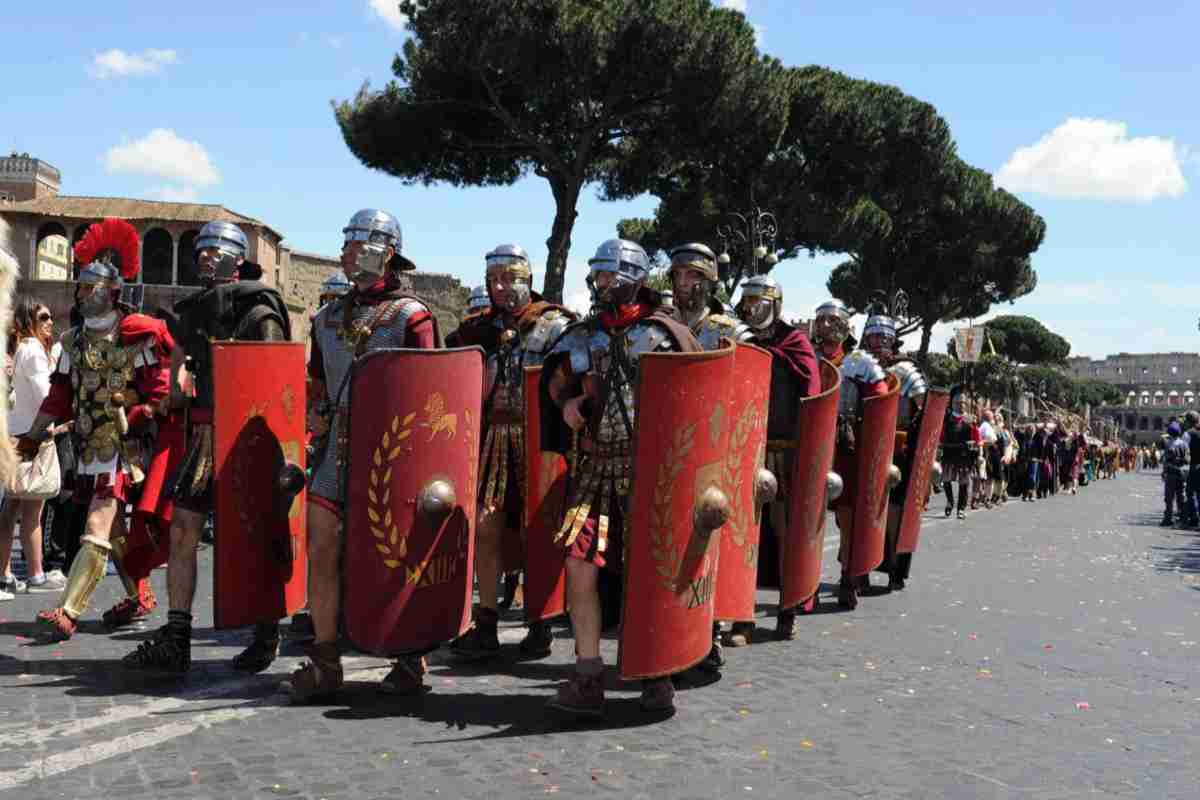 Cane sbranato durante la sfilata dei centurioni per il Natale di Roma