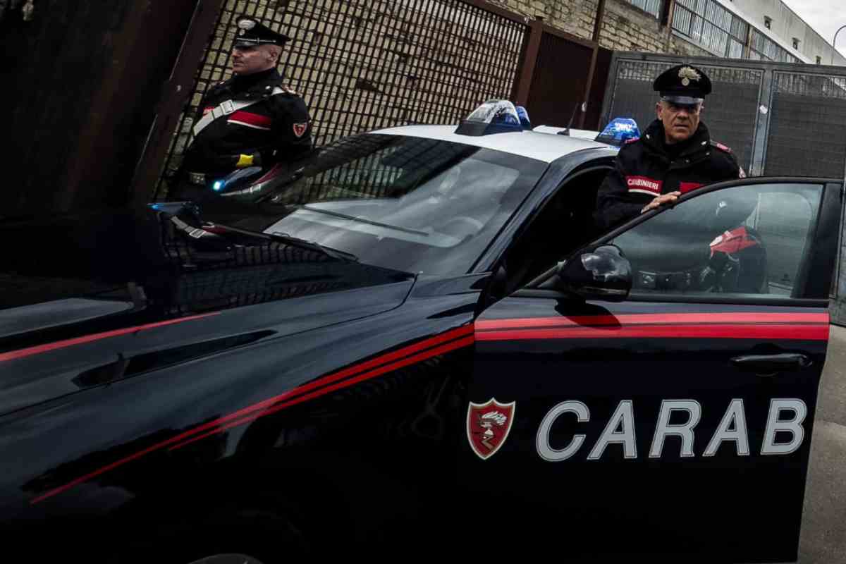 Difende la collega e viene picchiato brutalmente