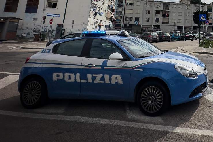 Aggredita in pieno centro