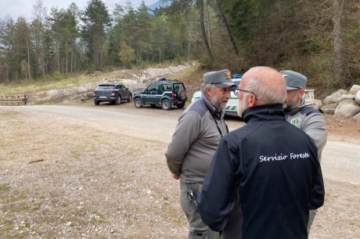 Mamma e figlio incontrano nella loro strada un orso