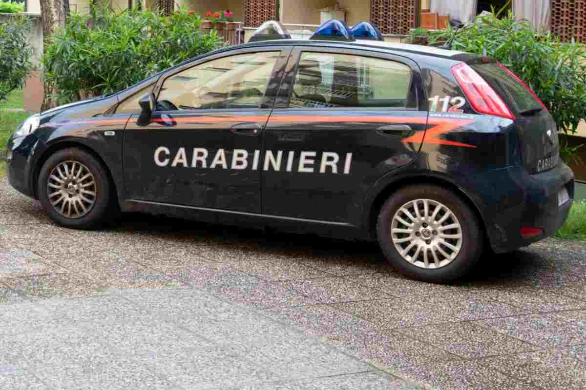 Tenta di rubare un bambino in pieno centro